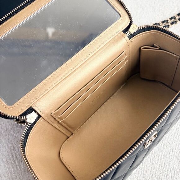 Chanel Women Pre-Loved Bag Very Good Condition - Picture 8 of 9